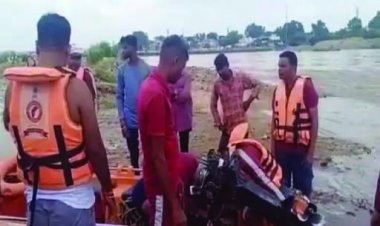 बाढ़ में 2 डूबे, बचाने गया मछुआरा भी बह गया