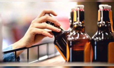 शराब में मिलावट करते कर्मचारी को आबकारी विभाग ने पकड़ा