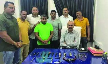 व्यापारी से 31 डिजाइनर और बटनदार चाकू बरामद, गिरफ्तार