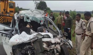 बस और कार की टक्कर में 4 की मौत एक गंभीर
