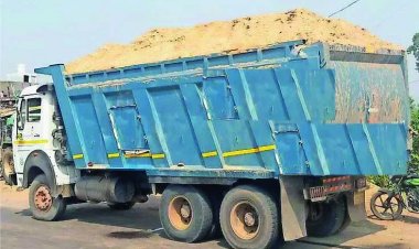 रेत का अवैध परिवहन करते दो ट्रक पर कार्रवाई, विभाग ने लगाया 1.14 लाख का जुर्माना