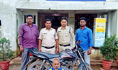 फरार आरोपी को पुलिस ने चोरी की मोटर सायकल के साथ पकड़ा