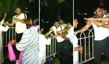 महिला मित्र के साथ कार में रंगे हाथ पकड़े गए नेताजी, बीवी ने बीच सड़क पर चप्‍पलों से की पिटाई