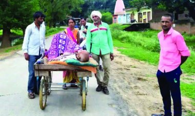 सरकारी तानाशाही! ठेले पर बीमार पिता को ले जाने की खबर दिखाई, तीन पत्रकारों पर मुकदमा