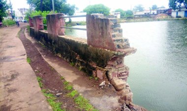 बाउंड्रीवाल गिरा, बाकी गिरने के कगार पर