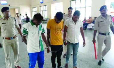 सवारियों से गलत किराया लेकर गुमराह करने वाले तीन बस एजेंटों का पुलिस ने निकाला जुलूस