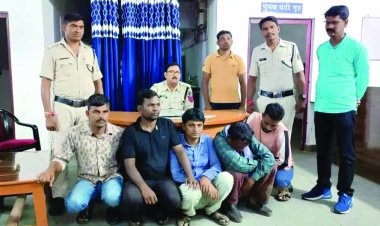 गौठान में जुआ खेलते सरपंच सहित 6 गिरफ्तार