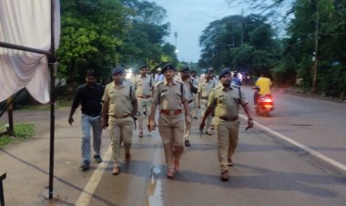 पुलिस अधीक्षक दुर्ग ने अधिकारियों के साथ किया पैदल पेट्रोलिंग