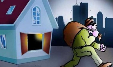 पुरैना शराब दुकान में लाखों की चोरी