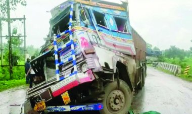 ट्रक और बस में जोरदार टक्कर, कई  घायल