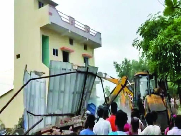 प्रशासन ने नहीं हटाया शासकीय जमीन से कब्जा तो ग्रामीणों खुद चलवा दिया बुलडोजर