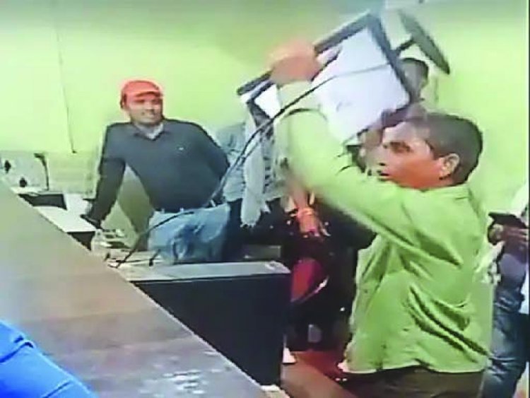 नहीं मिली डीएपी खाद तो किसानों ने सोसाइटी में रखे कम्प्यूटर को तोड़ा