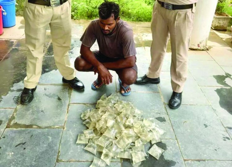 पानी पाउच में पैक किया था महुआ शराब