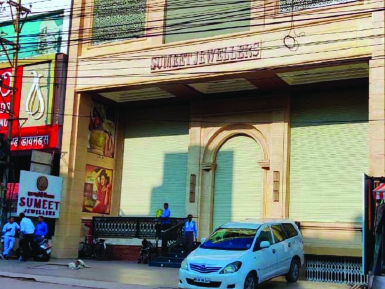 रायपुर में ज्वेलर्स और कपड़ा कारोबारी के यहां पहुंची टीम; दुर्ग में CA के ठिकाने पर छापा