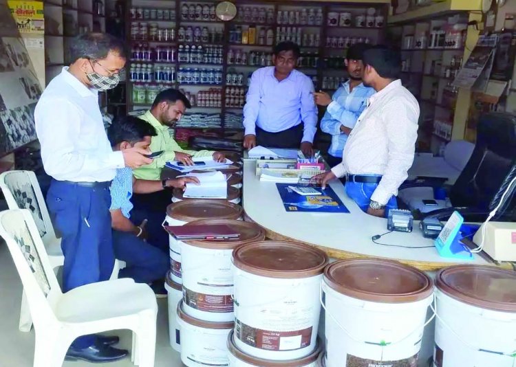 अधिक दाम में खाद बचने पर तीन दुकानें सील