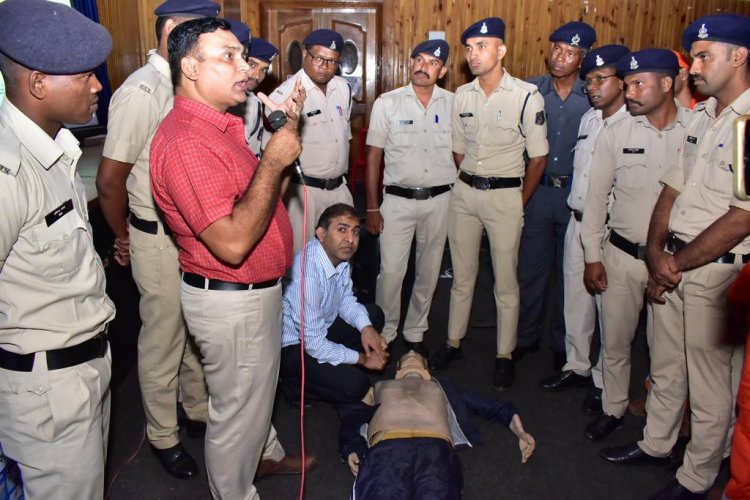 दुर्ग पुलिस के जवानों और अधिकारियों को दिए गए आपातकाल के दौरान जान बचाने की टिप्स