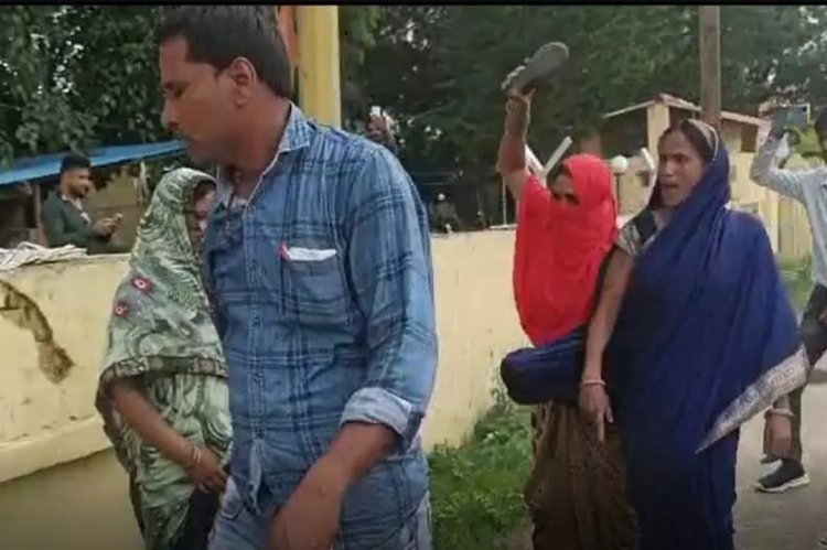 रुम में बुलाकर छेड़छाड़ करने लगा प्राचार्य, छात्राओं के पेरेंट्स ने की चप्पल से पिटाई