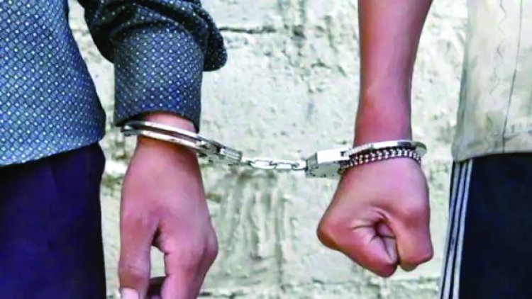 महिलाओं को अक्सर दिखाता था प्राइवेट पार्ट, ग्रामीणों ने पेट्रोल डालकर लगा दी आग; दो गिरफ्तार