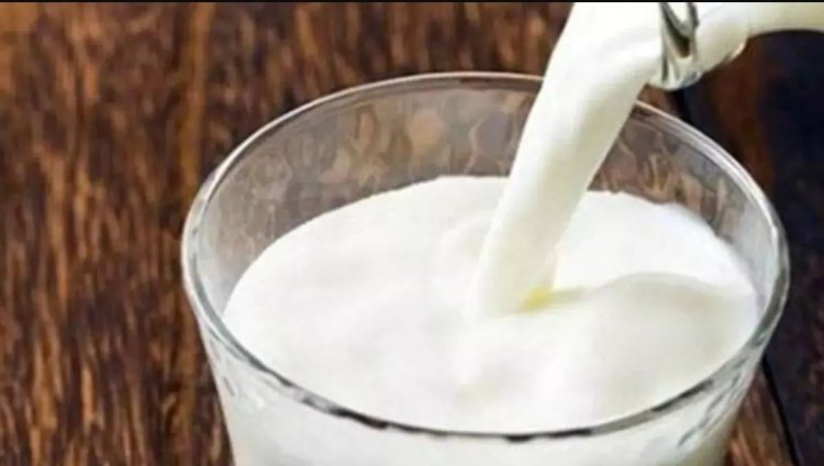 खुला दूध बेचने वालों पर प्रशासन ने दी दबिश, जांच के लिए नमूने किये गये जब्त