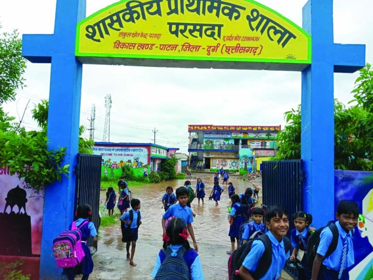 स्कूल परिसर में भरा बारिश का पानी, विद्यार्थी हुए परेशान