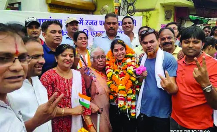 कॉमनवेल्थ गेम में सिल्वर मेडल जीतकर लौटी दुर्ग की आकर्षी कश्यप का जोरदार स्वागत