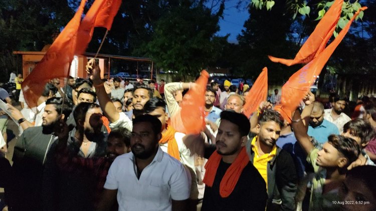 बजरंग दल ने छावनी थाना का किया घेराव, जय श्री राम बोलते हुए निकाली विशाल रैली