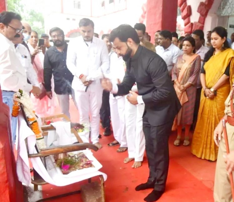 दुर्ग कलेक्टर ने कलेक्ट्रेट परिसर में किया ध्वजारोहण