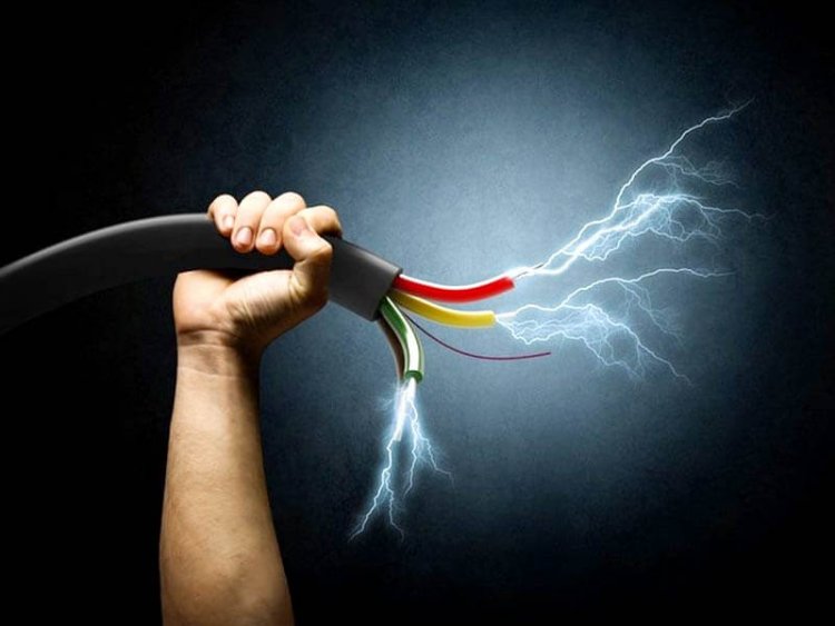 ऑपरेटर की लापरवाही से बिजली खम्भे में चढ़े कर्मचारी की मौत