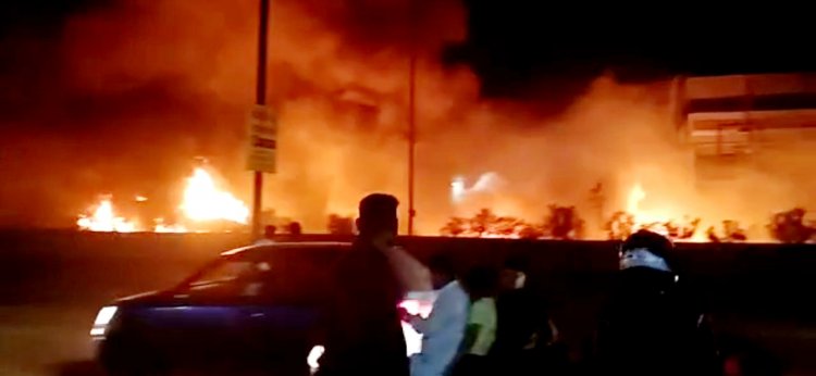 Big Breaking: भिलाई के तीन दर्शन मंदिर के पास तारकोल से भरी हुई ट्रक में लगी आग, कई वाहन जले