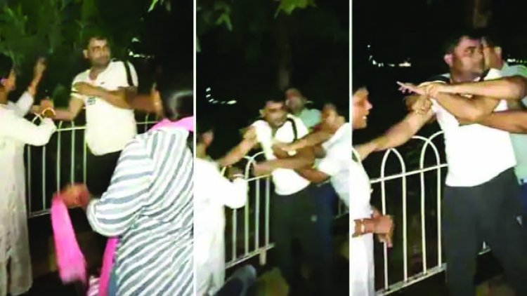 महिला मित्र के साथ कार में रंगे हाथ पकड़े गए नेताजी, बीवी ने बीच सड़क पर चप्पलों से की पिटाई