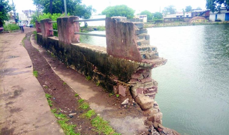 बाउंड्रीवाल गिरा, बाकी गिरने के कगार पर 