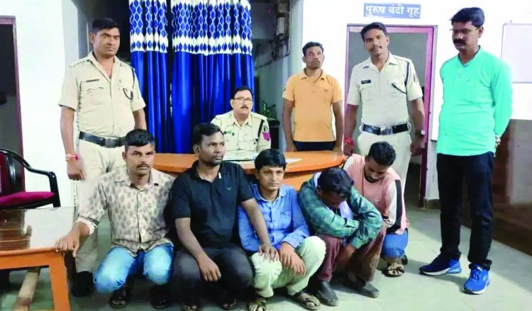 गौठान में जुआ खेलते सरपंच सहित 6 गिरफ्तार