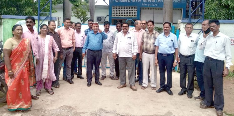 कर्मचारियों के प्रदर्शन से कार्यालय मेे पसरा सन्नाटा, आयुक्त ने प्लेसमेंट से लिया काम