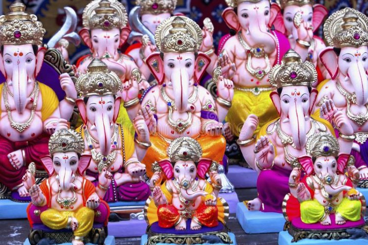 Exclusive: पीओपी से बनी मूर्तियों में मिट्टी का लेप लगाकर बाजारों में बेचने की तैयारी