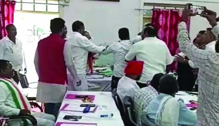 सामान्य सभा में कांग्रेस और बीजेपी पार्षदों में हाथापाई