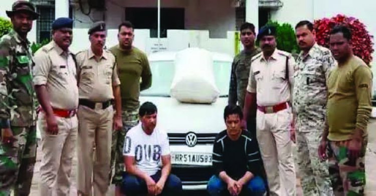 लग्जरी कार से 7 लाख का गांजा जब्त