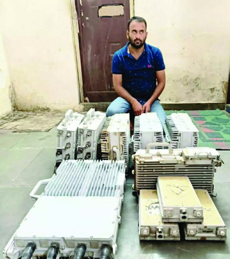 मोबाईल टॉवरों में चोरी करने वाला आरोपी गिरफ्तार