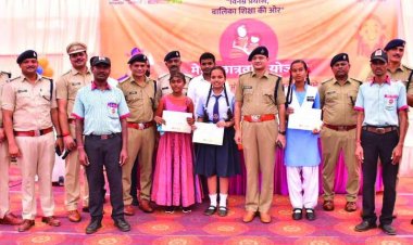 दुर्ग SP  ने किया मेधावी विद्यार्थियों का सम्मान, दी गई छात्रवृत्ति