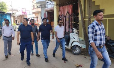 मकान निर्माण के बाद भी सड़क पर बिखेरकर रखा मलबा, निगम आयुक्त लोकेश चंद्राकर ने निरीक्षण के दौरान कार्रवाई के दिए निर्देश