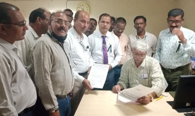 LIC अभिकर्ताओं ने लाल गुलाब देकर शाखा प्रबंधक व एलआईसी के अधिकारियों से मांग समर्थन...राष्ट्रपति, पीएम व चैयरमैन के नाम सौंपे ज्ञापन