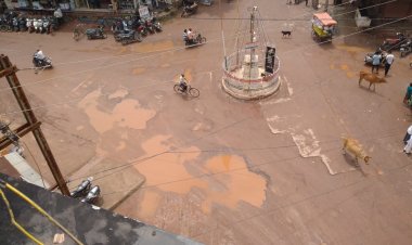 जर्जर सड़क से परेशान कैंप-1 के नागरिकों ने हस्ताक्षर अभियान चलाकर कलेक्टर को सौंपा ज्ञापन