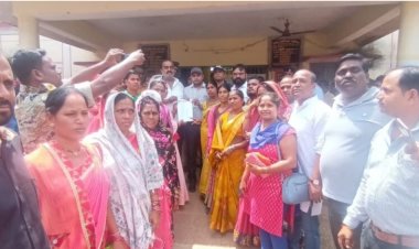 भाजपा पार्षदों के वार्डो में रोका जा रहा विकास कार्य, नगर पालिका परिषद दल्ली राजहरा का घेराव कर जमकर किया प्रदर्शन