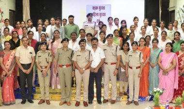 नर्सिंग के छात्र/छात्राओं को दुर्ग पुलिस ने दी यातायात जागरूकता के साथ साइबर अपराध एवं महिला सुरक्षा संबंधी जानकारी