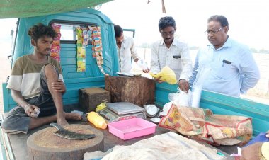 शराब दुकान के सामने ऑटो पर बेच रहा था मीट व डिस्पोजल, सामान को किया जब्त