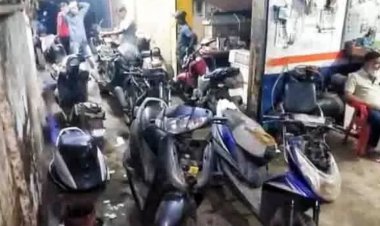 गैरेज के तल घर से बिना कागजात वाली 5 दर्जन गाड़ियां जब्त