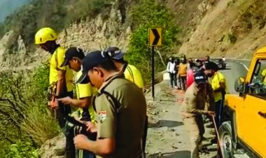 बदरीनाथ हाईवे पर हादसा: ब्रह्मपुरी आश्रम के पास खाई में गिरी मुंबई के यात्रियों की टैक्सी, तीन की मौत