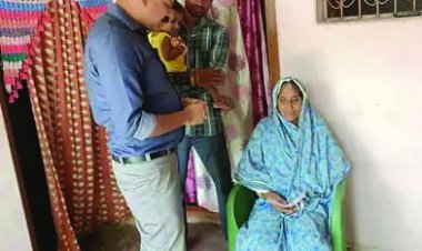 राइस मिलरों की धाेखाधड़ी से परेशान आत्महत्या कर चुके किसान की पत्नी को SDM ने दिलाया 3,67,826 रुपए का चेक