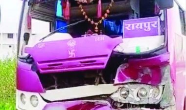 बस और बाइक की टक्कर में एक ही परिवार के तीन लोगों की मौत