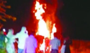 दुष्कर्म के बाद जिंदा जलाया: रात के अंधेरे में टॉर्च की रोशनी में अंतिम संस्कार