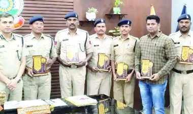 वरिष्ठ पुलिस अधीक्षक रायपुर ने पुलिसकर्मियों को ''स्मृति चिन्ह'' देकर किया प्रोत्साहित
